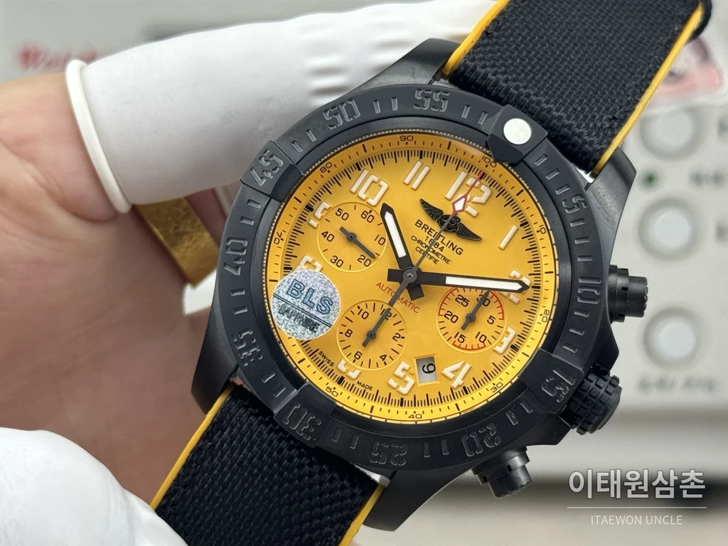 브라이틀링 어벤저 옐로우다이얼 크로노그래프 오토매틱 45mm
