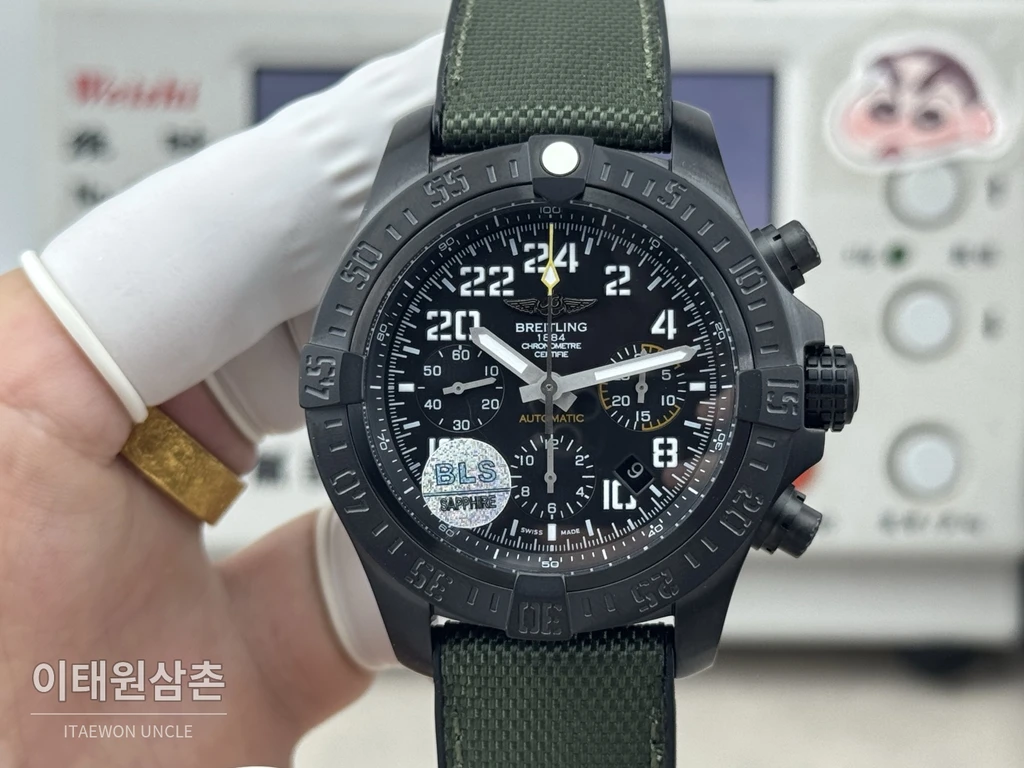 브라이틀링 어벤저 옐로우다이얼 크로노그래프 오토매틱 45mm