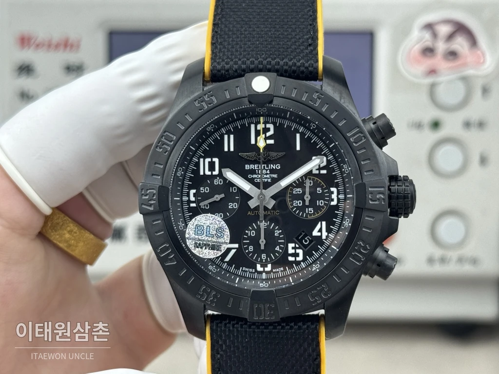 브라이틀링 어벤저 옐로우다이얼 크로노그래프 오토매틱 45mm