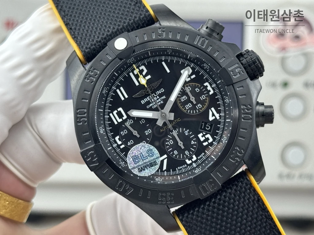 브라이틀링 어벤저 옐로우다이얼 크로노그래프 오토매틱 45mm