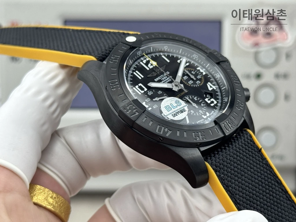 브라이틀링 어벤저 옐로우다이얼 크로노그래프 오토매틱 45mm