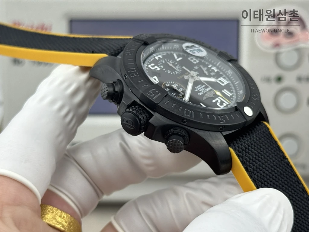 브라이틀링 어벤저 옐로우다이얼 크로노그래프 오토매틱 45mm