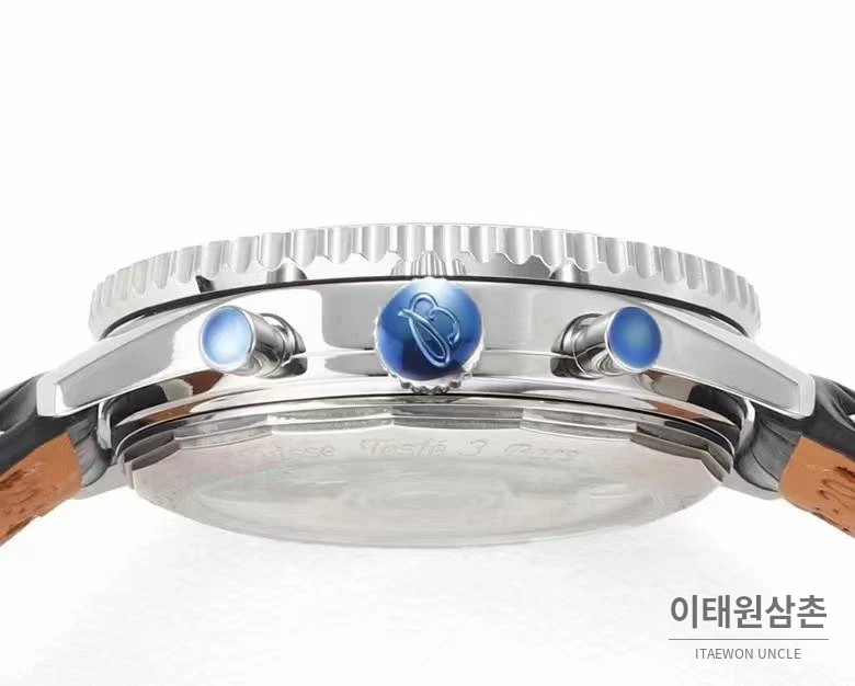 브라이틀링 내비타이머1 B01 스틸 슬라이드룰베젤 크로노그래프 오토매틱 43mm 네이비 다이얼 블랙 가죽 스트랩