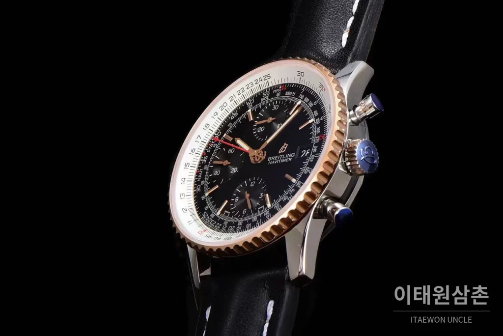브라이틀링 내비타이머 1 스틸 블랙다이얼 크로노그래프 오토매틱 41mm 블랙 가죽 스트랩 로즈골드 베젤