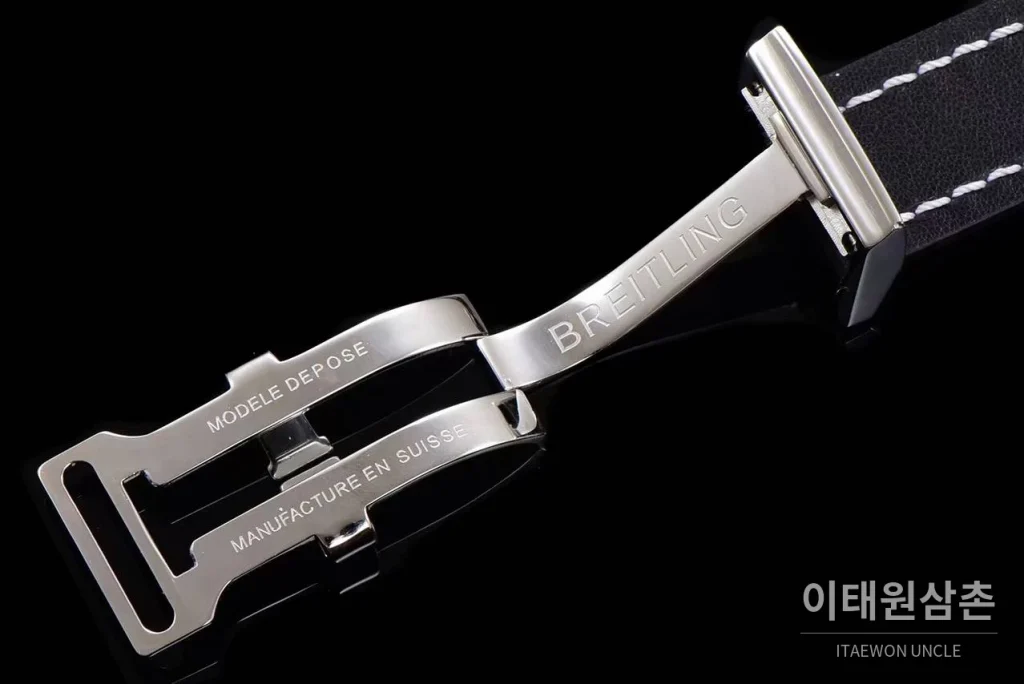 브라이틀링 내비타이머 1 스틸 블랙다이얼 크로노그래프 오토매틱 41mm 블랙 가죽 스트랩 실버 베젤