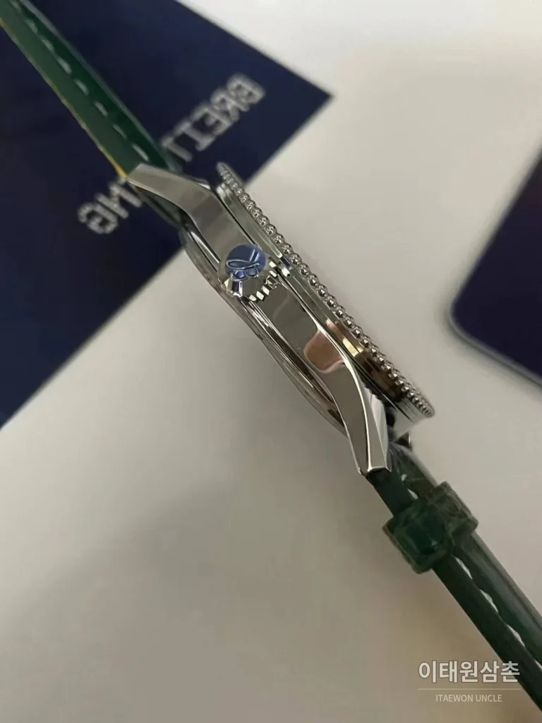 브라이틀링 내비타이머 41 그린다이얼 크로노그래프 오토매틱 41mm 그린 가죽 스트랩
