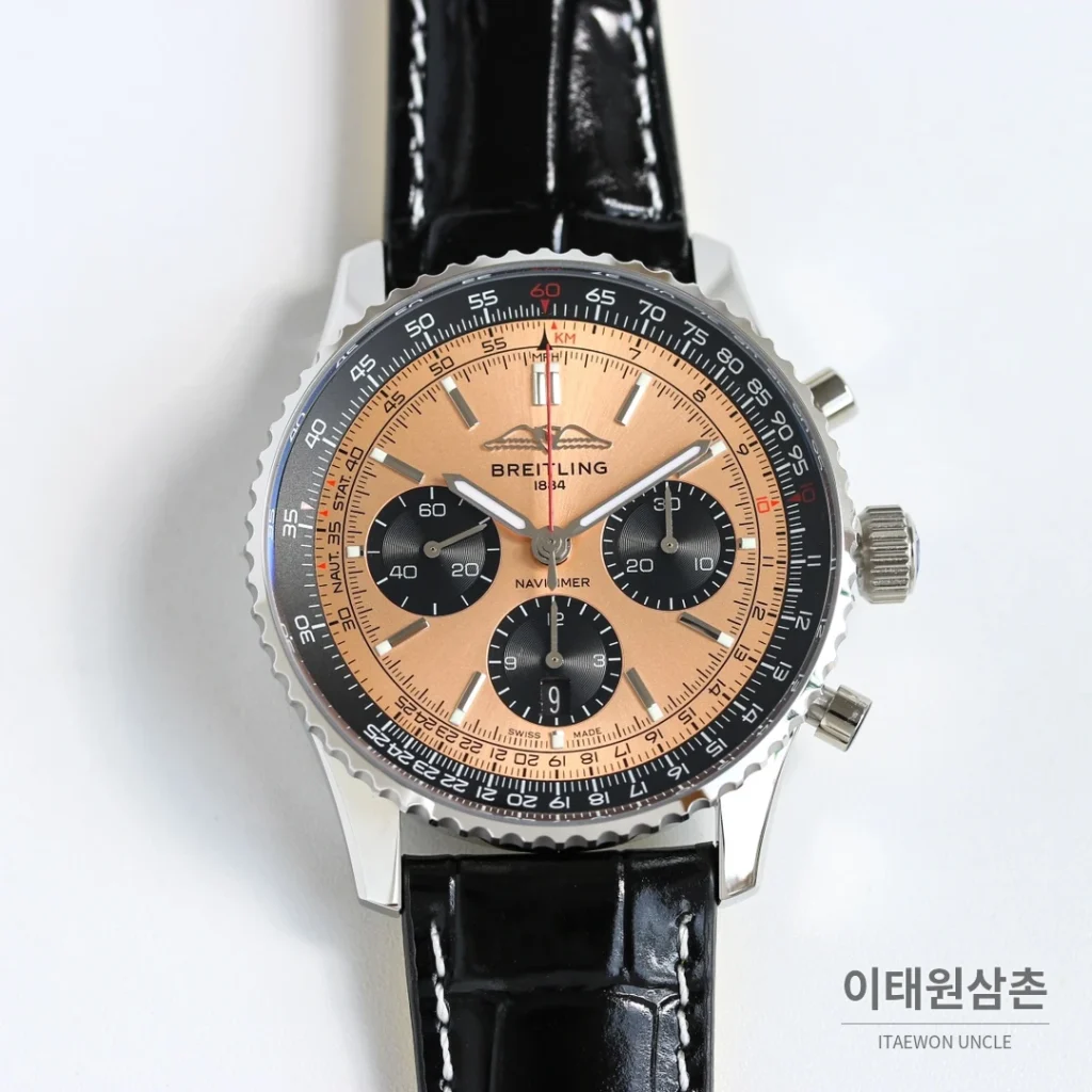 브라이틀링 내비타이머 B01 크로노그래프 오토매틱 43mm 블랙 블랙 가죽 스트랩 블랙 베젤