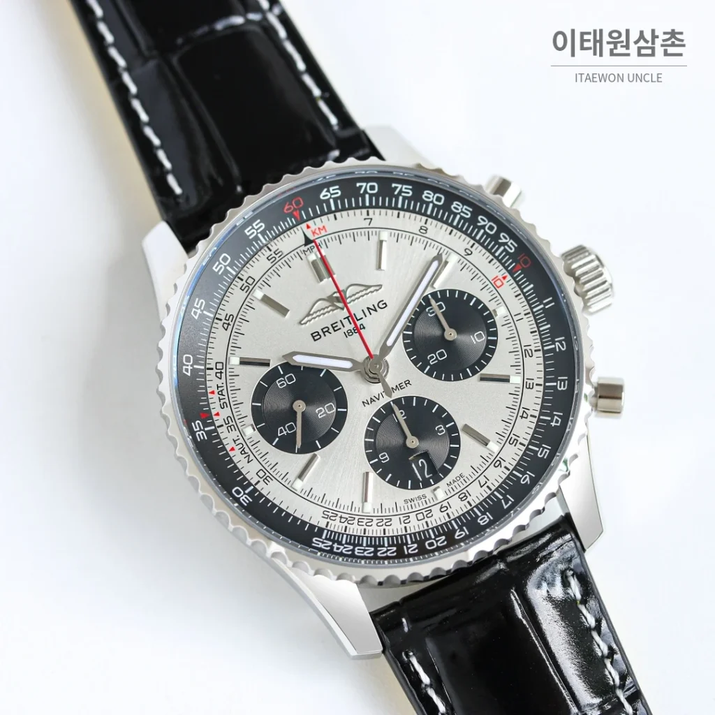 브라이틀링 내비타이머 B01 크로노그래프 오토매틱 43mm 블랙 블랙 가죽 스트랩 블랙 베젤 (2)