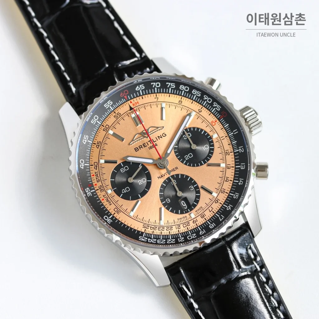 브라이틀링 내비타이머 B01 크로노그래프 오토매틱 43mm 블랙 블랙 가죽 스트랩 블랙 베젤