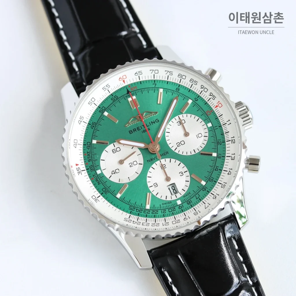 브라이틀링 내비타이머 B01 크로노그래프 오토매틱 43mm 블랙 블랙 가죽 스트랩 실버 베젤