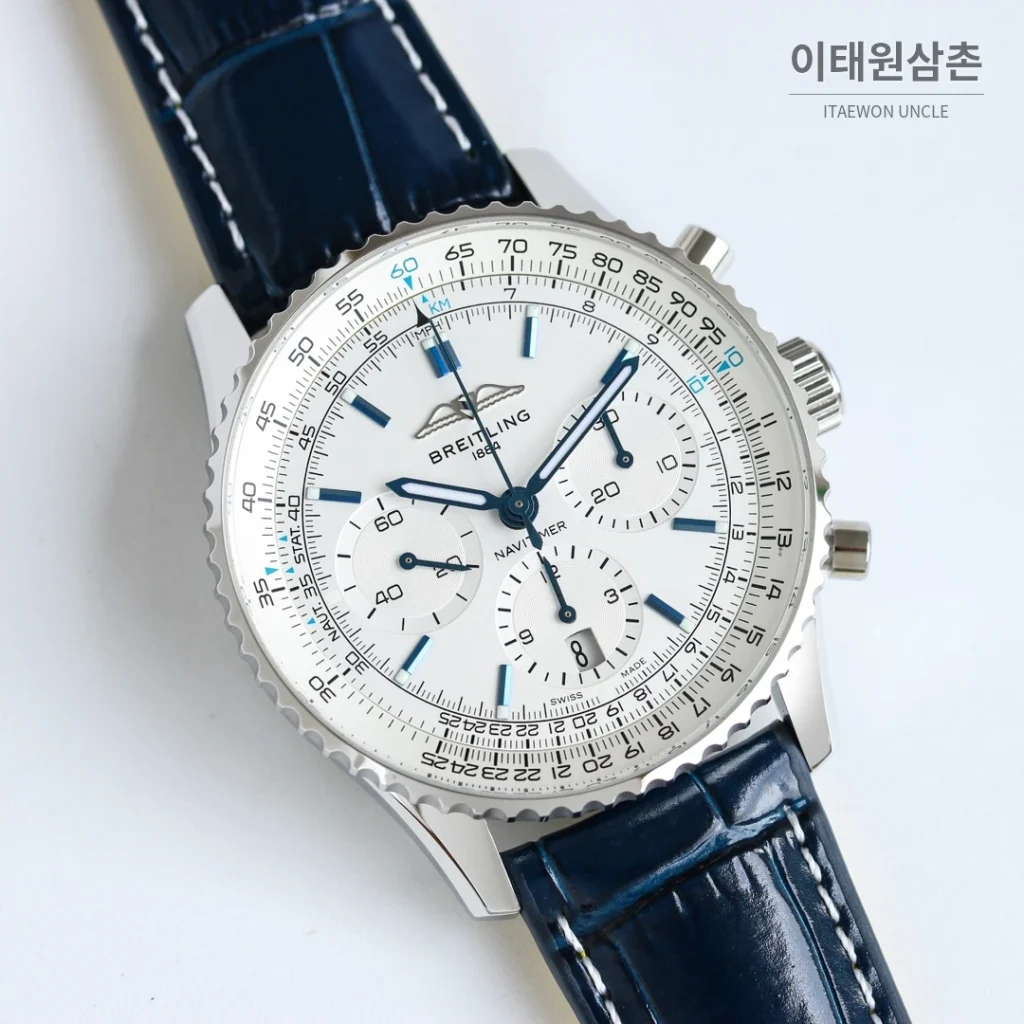 브라이틀링 내비타이머 B01 크로노그래프 오토매틱 43mm 블랙 네이비 가죽 스트랩
