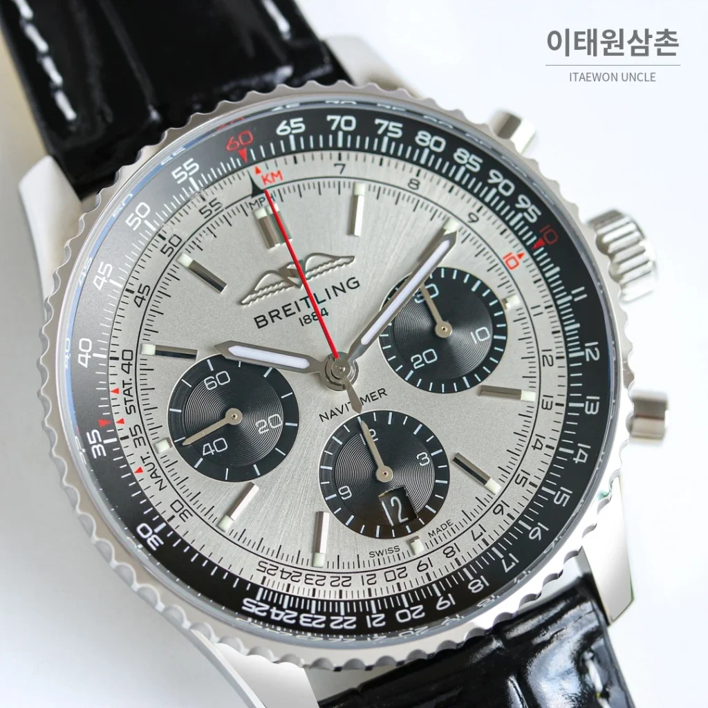 브라이틀링 내비타이머 B01 크로노그래프 오토매틱 43mm 블랙 블랙 가죽 스트랩 블랙 베젤 (2)