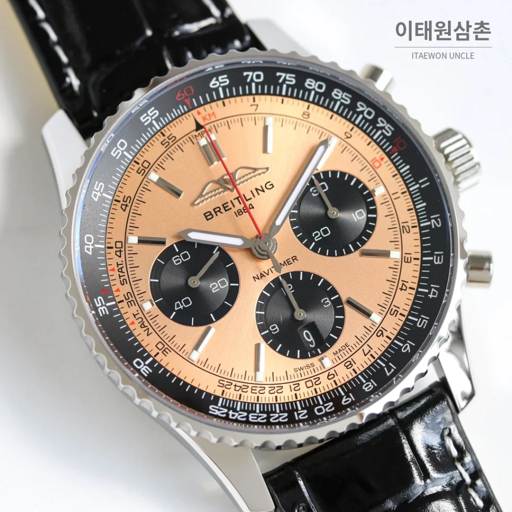 브라이틀링 내비타이머 B01 크로노그래프 오토매틱 43mm 블랙 블랙 가죽 스트랩 블랙 베젤