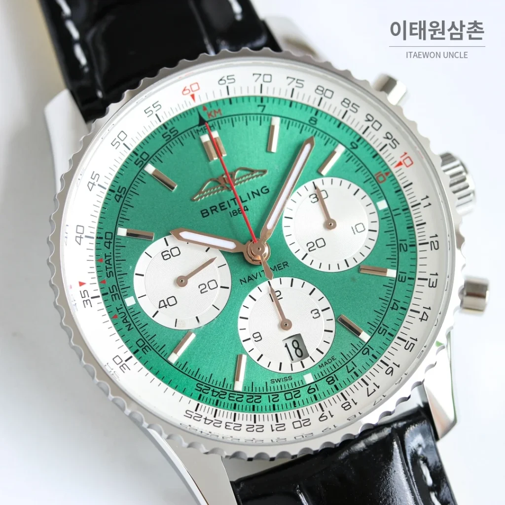 브라이틀링 내비타이머 B01 크로노그래프 오토매틱 43mm 블랙 블랙 가죽 스트랩 실버 베젤
