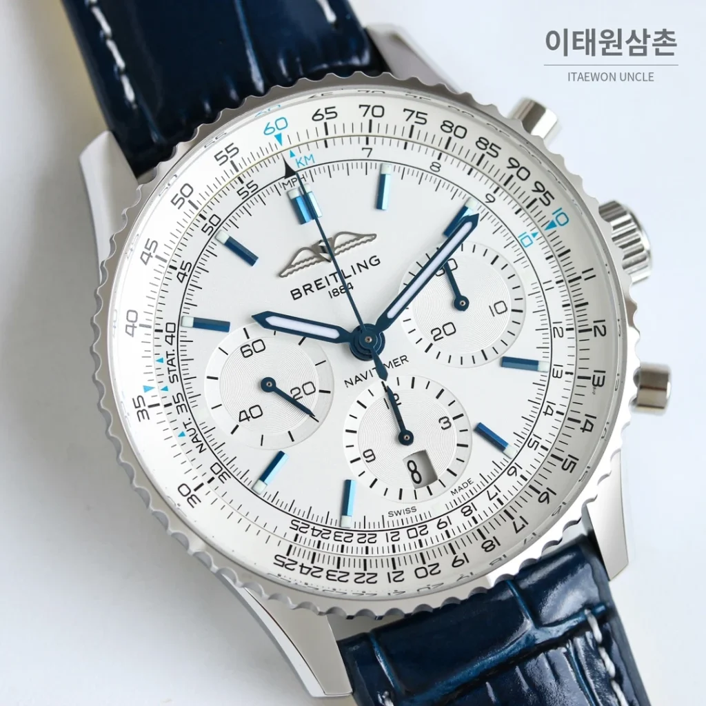 브라이틀링 내비타이머 B01 크로노그래프 오토매틱 43mm 블랙 네이비 가죽 스트랩