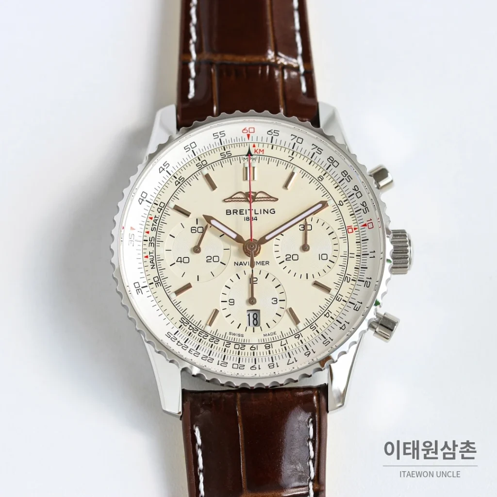 브라이틀링 내비타이머 B01 크로노그래프 오토매틱 43mm 블랙 블랙 가죽 스트랩 블랙 베젤