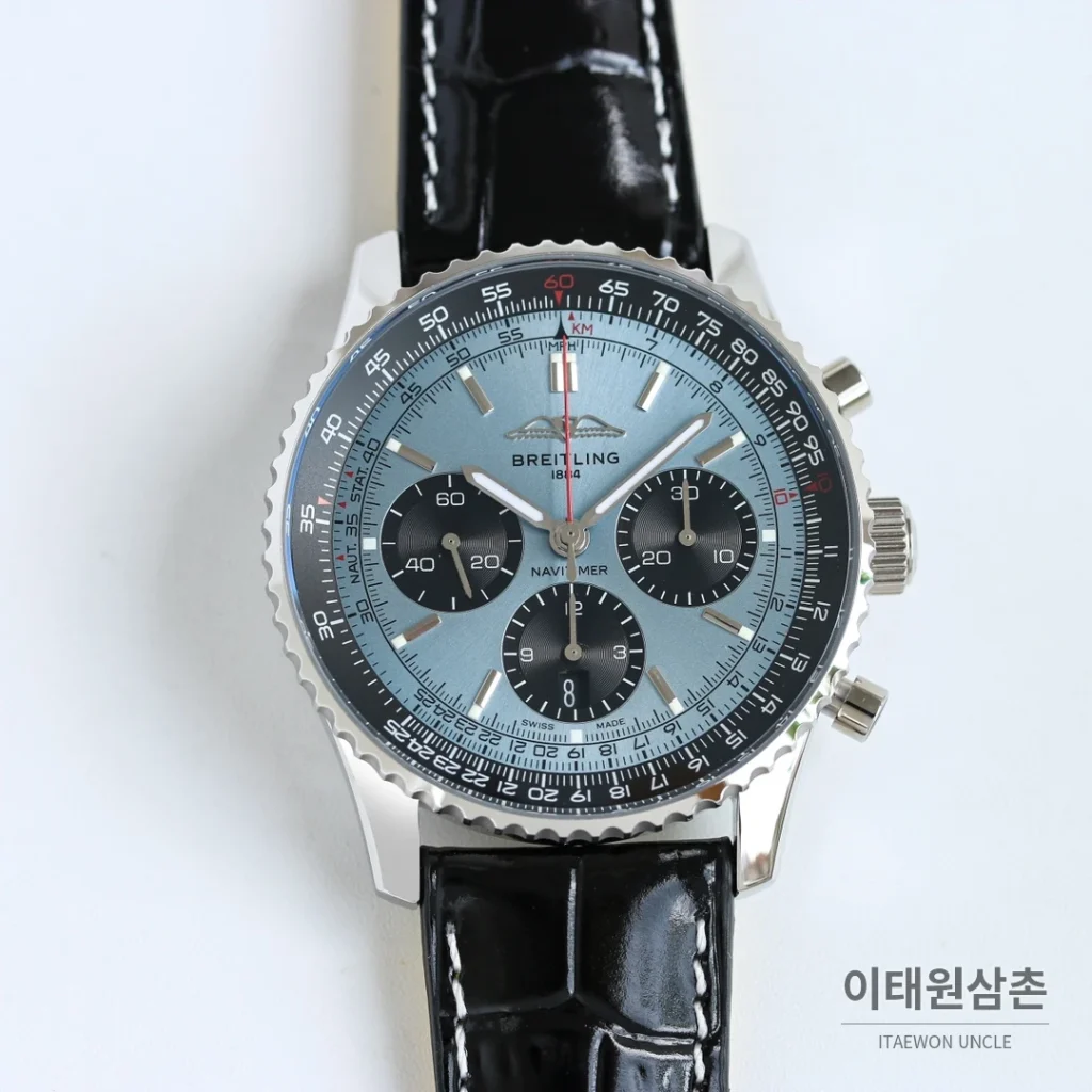 브라이틀링 내비타이머 B01 크로노그래프 오토매틱 43mm 블랙 블랙 가죽 스트랩 실버 베젤