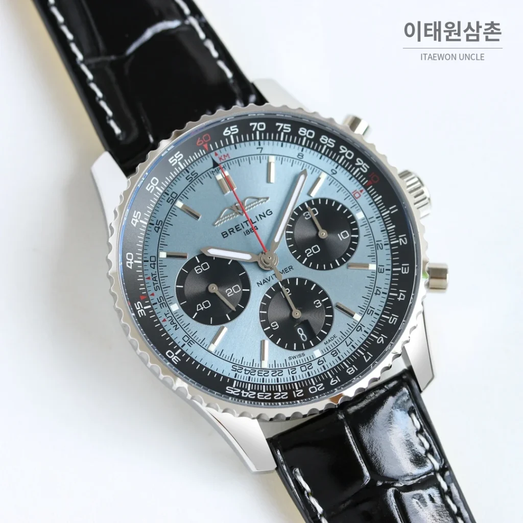 브라이틀링 내비타이머 B01 크로노그래프 오토매틱 43mm 블랙 블랙 가죽 스트랩 실버 베젤