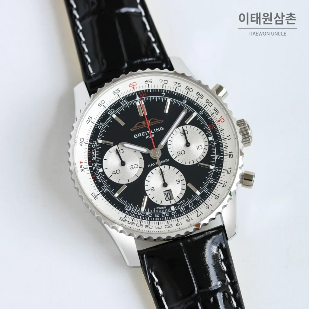 브라이틀링 내비타이머 B01 크로노그래프 오토매틱 43mm 블랙 네이비 가죽 스트랩
