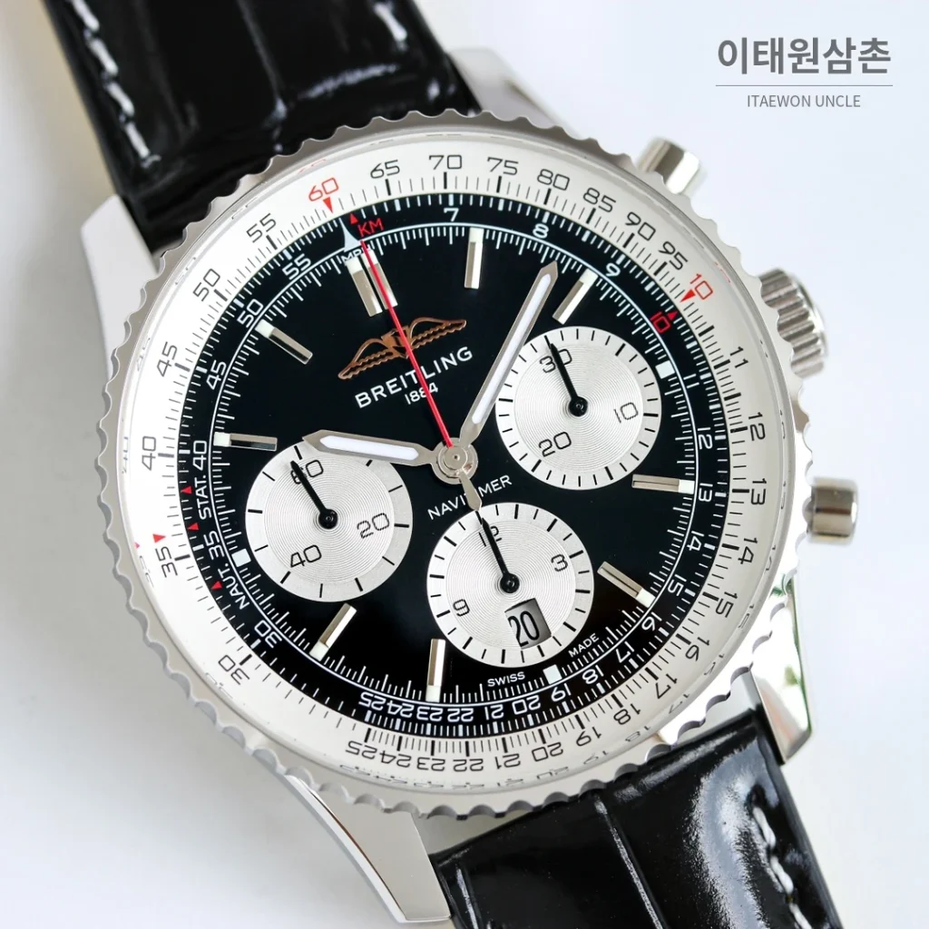 브라이틀링 내비타이머 B01 크로노그래프 오토매틱 43mm 블랙 네이비 가죽 스트랩