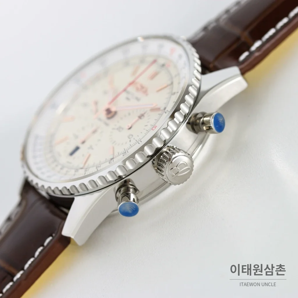 브라이틀링 내비타이머 B01 크로노그래프 오토매틱 43mm 블랙 블랙 가죽 스트랩 블랙 베젤
