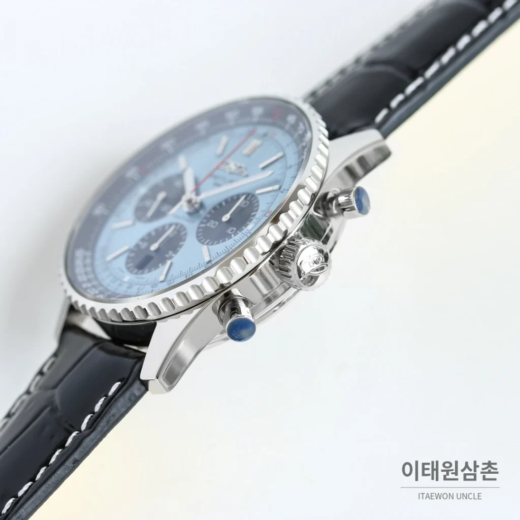 브라이틀링 내비타이머 B01 크로노그래프 오토매틱 43mm 블랙 블랙 가죽 스트랩 실버 베젤