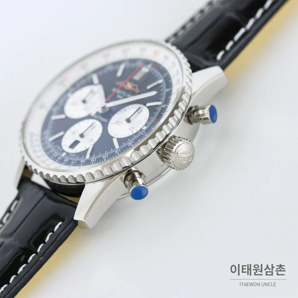 브라이틀링 내비타이머 B01 크로노그래프 오토매틱 43mm 블랙 네이비 가죽 스트랩