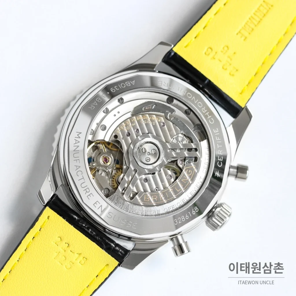 브라이틀링 내비타이머 B01 크로노그래프 오토매틱 43mm 블랙 블랙 가죽 스트랩 블랙 베젤 (2)