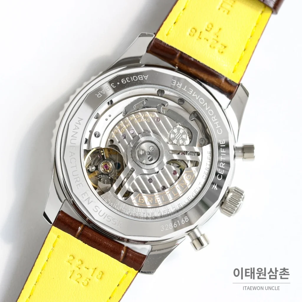 브라이틀링 내비타이머 B01 크로노그래프 오토매틱 43mm 블랙 블랙 가죽 스트랩 블랙 베젤