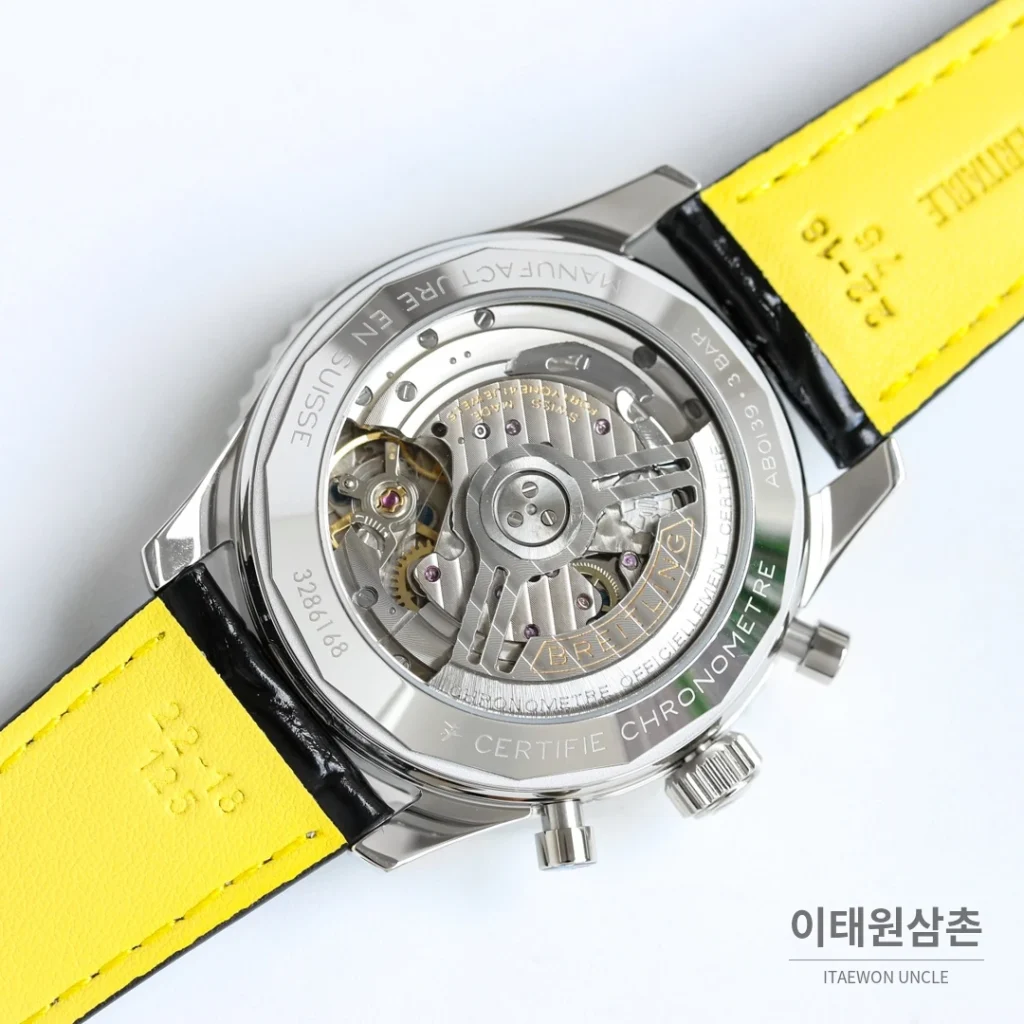 브라이틀링 내비타이머 B01 크로노그래프 오토매틱 43mm 블랙 블랙 가죽 스트랩 실버 베젤