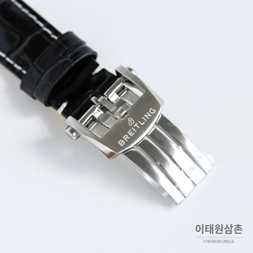 브라이틀링 내비타이머 B01 크로노그래프 오토매틱 43mm 블랙 블랙 가죽 스트랩 블랙 베젤 (2)