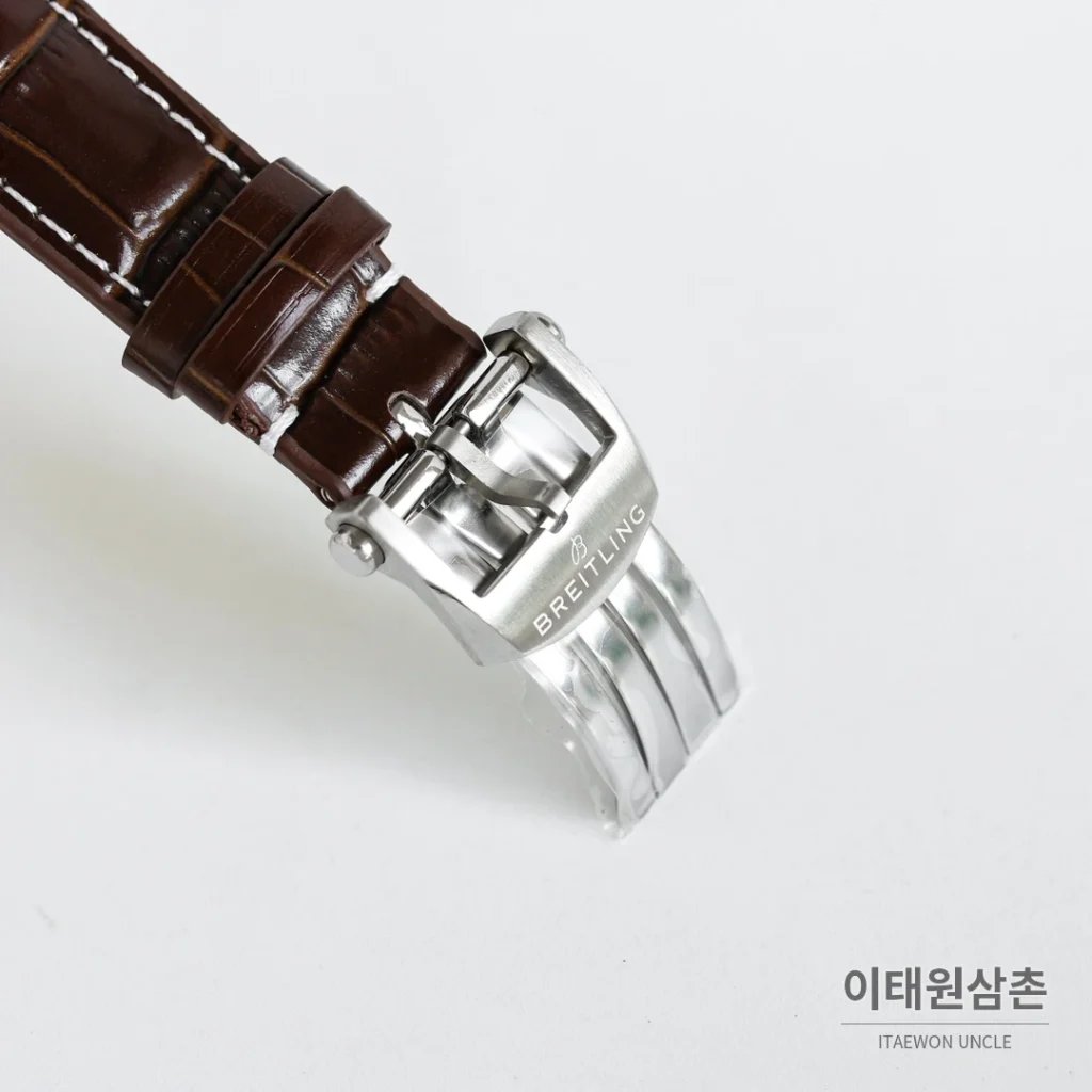 브라이틀링 내비타이머 B01 크로노그래프 오토매틱 43mm 블랙 블랙 가죽 스트랩 블랙 베젤