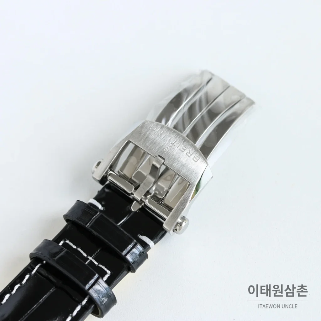 브라이틀링 내비타이머 B01 크로노그래프 오토매틱 43mm 블랙 블랙 가죽 스트랩 실버 베젤