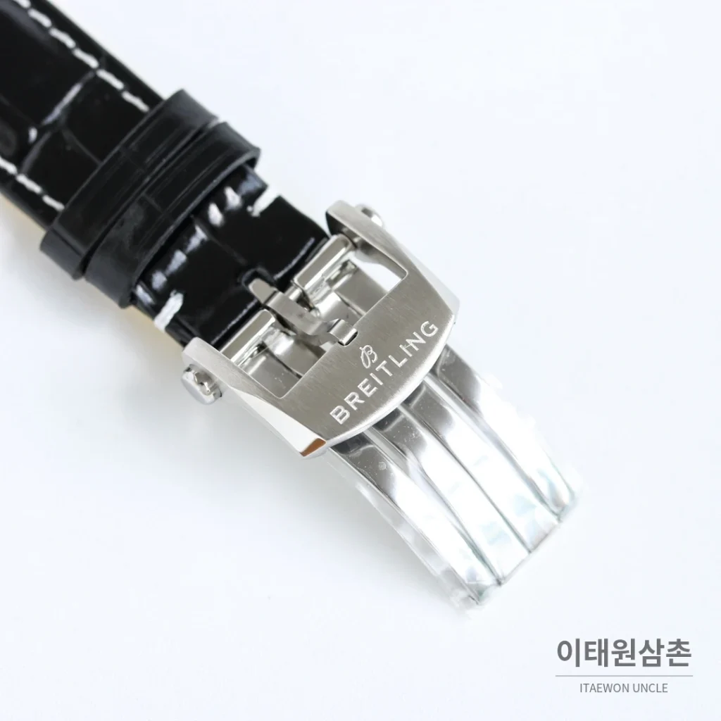 브라이틀링 내비타이머 B01 크로노그래프 오토매틱 43mm 블랙 네이비 가죽 스트랩