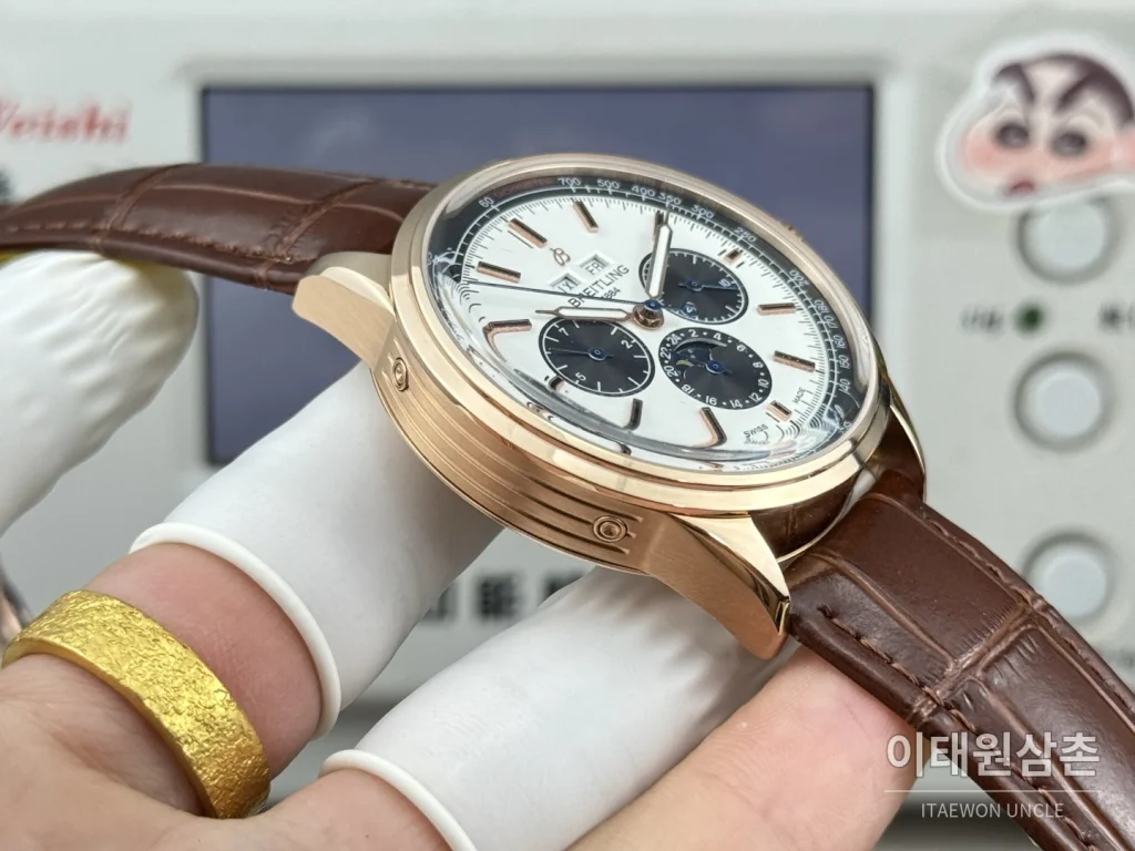 브라이틀링 내비타이머 크로노그래프 블랙다이얼 오토매틱 42mm 브라운 가죽 스트랩