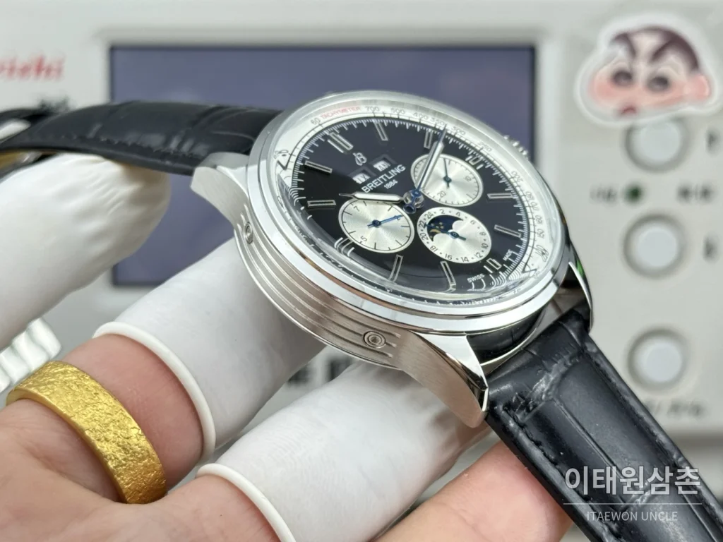 브라이틀링 내비타이머 크로노그래프 블랙다이얼 오토매틱 42mm 블랙 가죽 스트랩