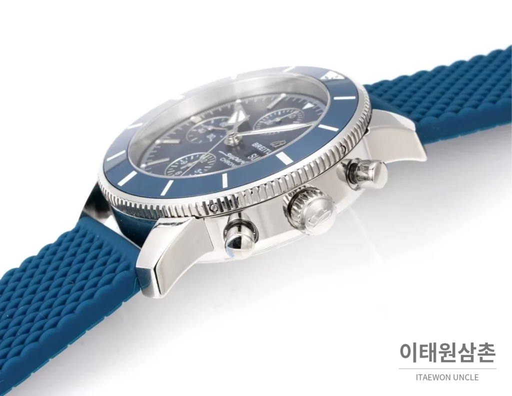 브라이틀링 슈퍼오션 유니버셜 II 크로노그래프 오토매틱 네이비 다이얼