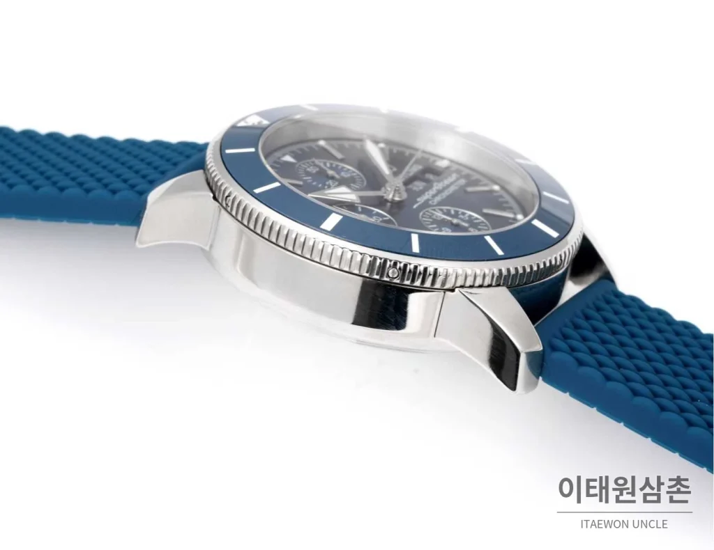 브라이틀링 슈퍼오션 유니버셜 II 크로노그래프 오토매틱 네이비 다이얼