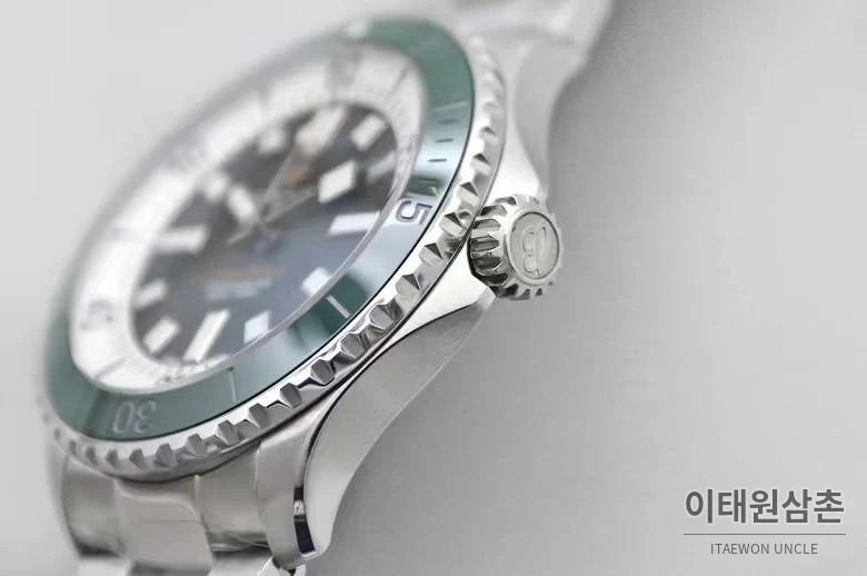 브라이틀링 슈퍼오션 스틸 블랙다이얼 다이버 오토매틱 44mm 스틸 브레이슬릿 그린 베젤