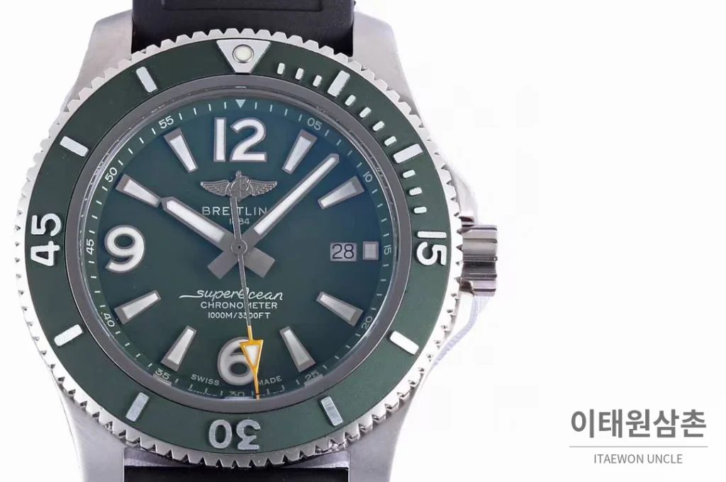 브라이틀링 슈퍼오션 스틸 블랙다이얼 다이버 오토매틱 42mm 블랙 러버 스트랩 그린 베젤