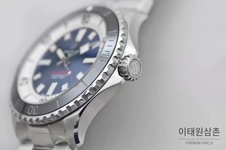 브라이틀링 슈퍼오션 스틸 블랙다이얼 다이버 오토매틱 44mm 스틸 브레이슬릿 화이트 베젤