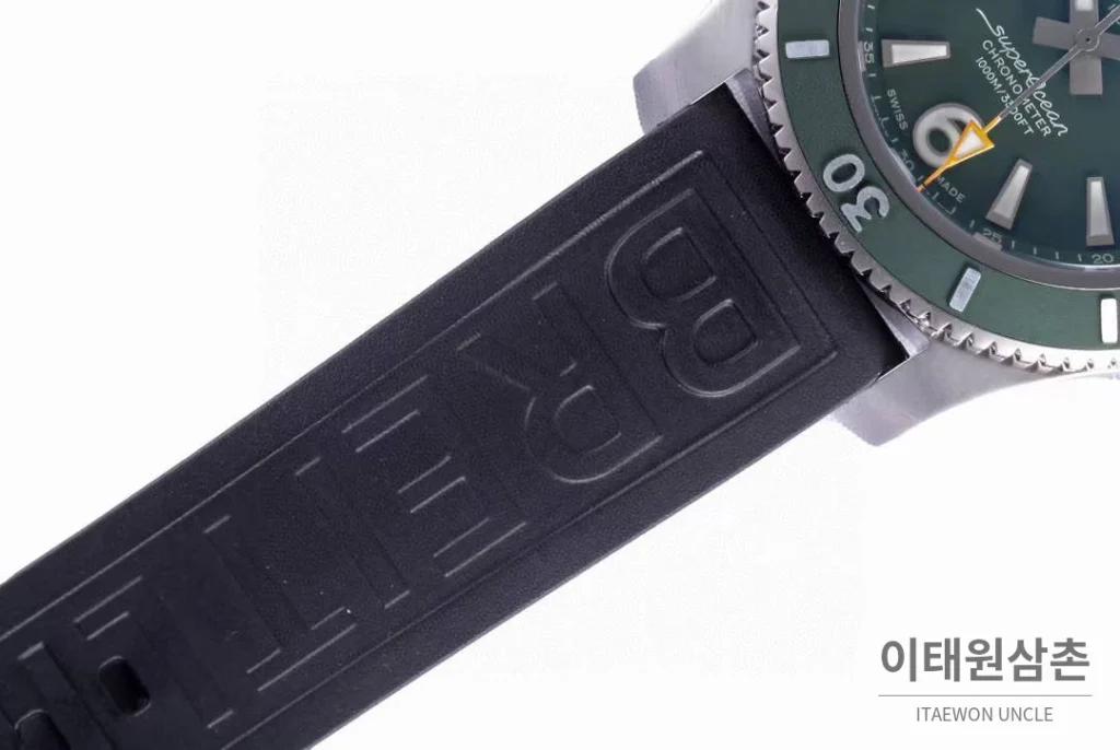 브라이틀링 슈퍼오션 스틸 블랙다이얼 다이버 오토매틱 42mm 블랙 러버 스트랩 그린 베젤