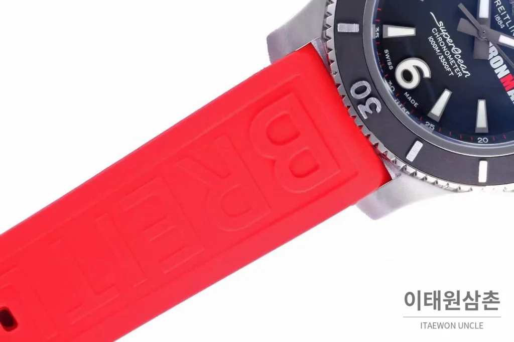 브라이틀링 슈퍼오션 스틸 블랙다이얼 다이버 오토매틱 42mm 레드 러버 스트랩 블랙 베젤