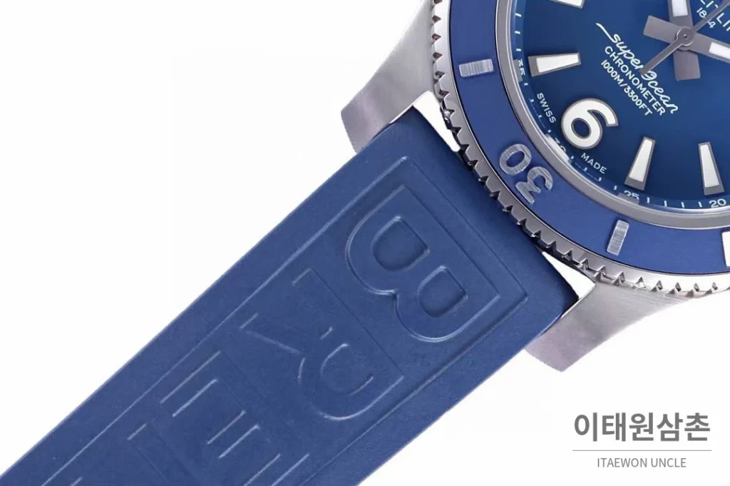 브라이틀링 슈퍼오션 스틸 블랙다이얼 다이버 오토매틱 42mm 블루 러버 스트랩 블루 베젤