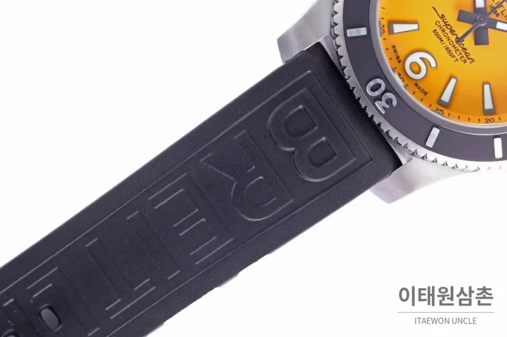 브라이틀링 슈퍼오션 스틸 블랙다이얼 다이버 오토매틱 42mm 블랙 러버 스트랩 블랙 베젤