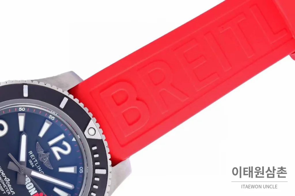 브라이틀링 슈퍼오션 스틸 블랙다이얼 다이버 오토매틱 42mm 레드 러버 스트랩 블랙 베젤
