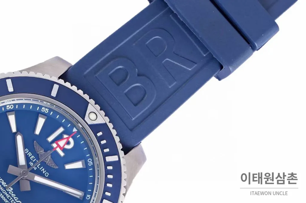 브라이틀링 슈퍼오션 스틸 블랙다이얼 다이버 오토매틱 42mm 블루 러버 스트랩 블루 베젤