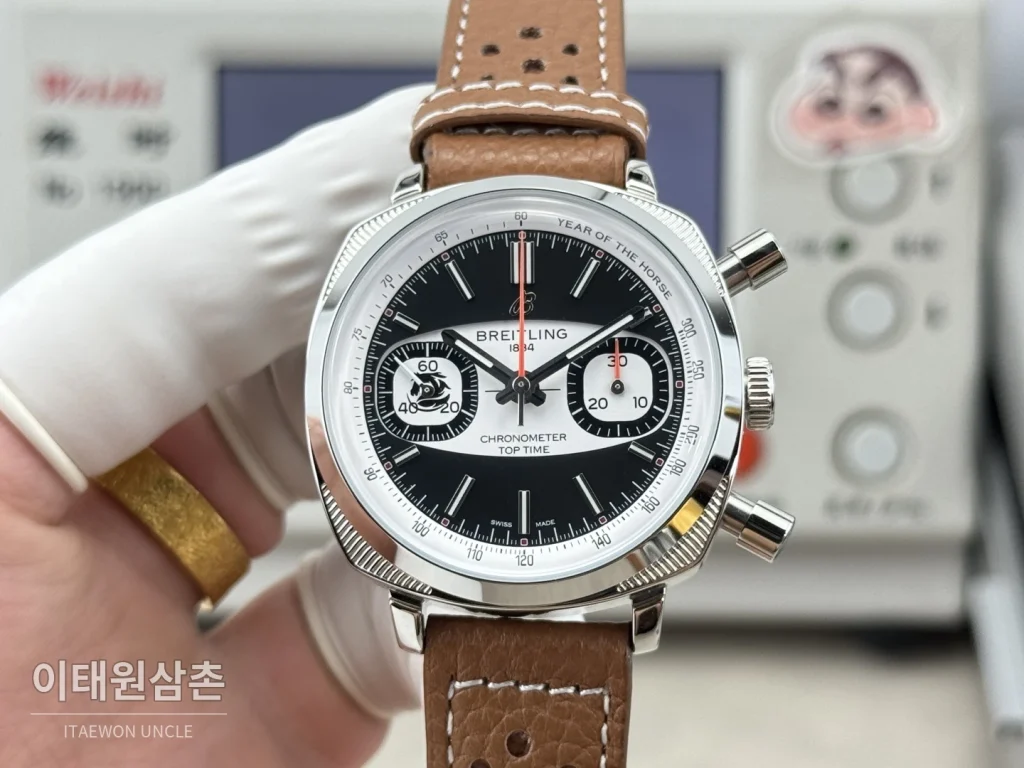 브라이틀링 탑타임 B01 레이싱 가면라이더 리미티드 크로노그래프 오토매틱 38mm 블랙 다이얼 브라운 가죽 스트랩