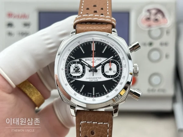 브라이틀링 탑타임 B01 레이싱 가면라이더 리미티드 크로노그래프 오토매틱 38mm 블랙 다이얼 브라운 가죽 스트랩 브라이틀링 탑타임 B01 레이싱 가면라이더 리미티드 크로노그래프 오토매틱 38mm 블랙 다이얼 브라운 가죽 스트랩