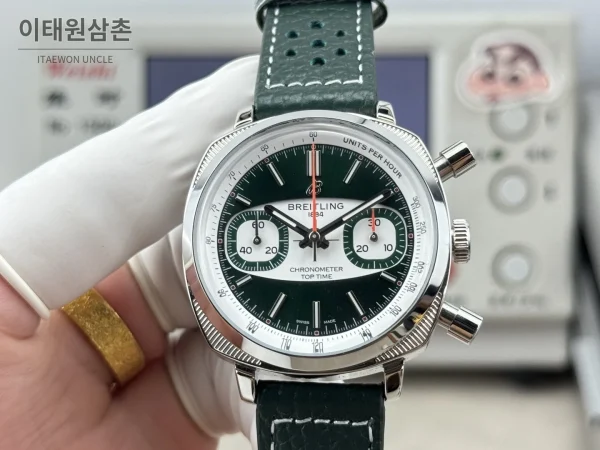 브라이틀링 탑타임 B01 레이싱 가면라이더 리미티드 크로노그래프 오토매틱 38mm 그린 다이얼 그린 가죽 스트랩 브라이틀링 탑타임 B01 레이싱 가면라이더 리미티드 크로노그래프 오토매틱 38mm 그린 다이얼 그린 가죽 스트랩